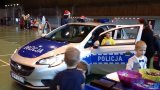 policjanci podczas imprezy mikołajkowej