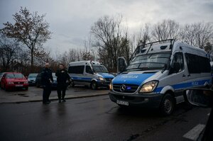 policjanci podczas zabezpieczenia meczu