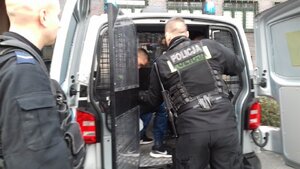 policjanci z zatrzymanymi