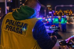 Oficer prasowy realizujący materiał filmowy z zabezpieczenia szczytu klimatycznego COP 24