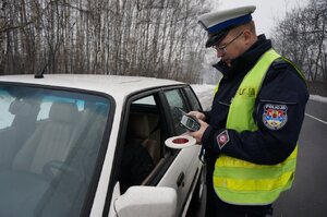 Policjant zabrzańskiej drogówki podczas działań "Bezpieczny weekend"