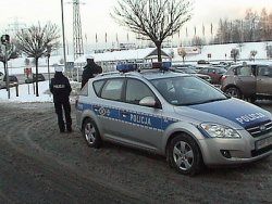 Policjanci przy radiowozie