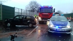 Policjanci podczas obsługi zdarzenia drogowego na DK 88