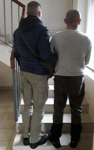 Mężczyzna zatrzymany za znęcanie się nad żoną i czynną napaść na policjantów