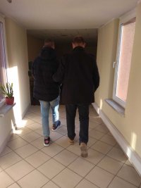 policjant z zatrzymanym