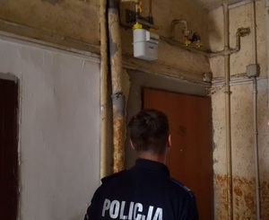 policjant podczas kontroli