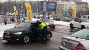 Zabrzańscy policjanci podczas akcji "Wciep na luz z 88,7" zorganizowanej wspólnie z Radio Piekary