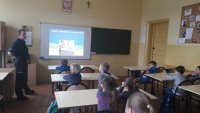 asp. Andrzej Cieśla podczas spotkania z uczniami szkoły przy ul. Sitki w Zabrzu