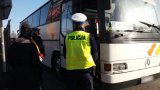 Policjanci zabrzańskiej drogówki podczas kontroli autokaru wyjeżdżającego na zimowisko