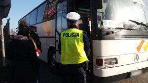 Policjanci zabrzańskiej drogówki podczas kontroli autokaru wyjeżdżającego na zimowisko