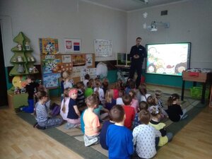 Policjant podczas spotkania z przedszkolakami