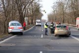 Zabrzański policjant ruchu drogowego i funkcjonariusze straży pożarnej na drodze krajowej 88 przy rozbitych w wyniku kolizji samochodach: służbowej srebrnej skodzie straży pożarnej i osobowym fordzie