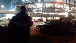 Policjant w umundurowaniu ćwiczebnym przed stadionem piłkarskim w Zabrzu przy ul. Roosevelta