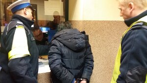 Dwaj policjanci zabrzańskiej drogówki z zatrzymaną nietrzeźwą kierującą w budynku komendy policji