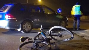 Policjant ruchu drogowego, volkswagen golf i rower