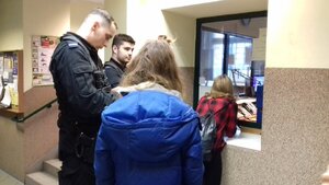 Dwóch zabrzańskich policjantów w zatrzymanymi dwoma nastolatkami podczas badania stanu zawartości alkoholu w organizmie