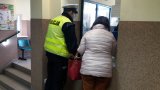 Policjant zabrzańskie drogówki z zatrzymaną kierującą, podczas kontroli trzeźwości w budynku KMP Zabrze