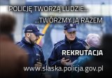 Plakat promujący rekrutację do Policji - dwóch umundurowanych policjantów rozmawia ze starsza kobietą