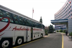 Autobus krwiodawstwa przed Komendą Wojewódzką Policji w Katowicach