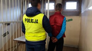 Zabrzański policjant z mężczyzną podejrzanym o kradzież z włamaniem do dwóch placówek handlowych