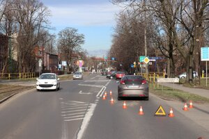 Policjanci zabrzańskiej drogówki podczas zdarzenia drogowego na ul. Wolności