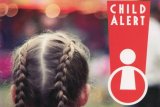 Plakat informujący o Child Alert - na zdjęciu głowa dziewczynki stojącej tyłem