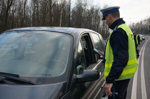 Policjant ruchu drogowego podczas kontroli trzeźwości kierujących