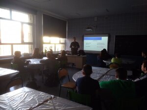 policjanci na spotkaniu z uczniami