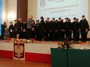 Zastępca Komendanta Miejskiego Policji w Zabrzu podczas uroczystości ślubowania uczniów klasy policyjnej