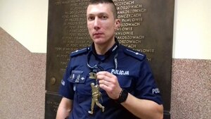 mł.asp. Andrzej Spiechowicz z medalem za ukończenie Setki Komandosa - biegu przełajowego na dystansie 100 km