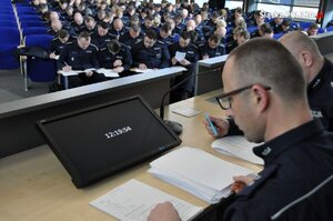 Policjanci podczas egzaminu do szkoły oficerskiej