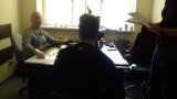 Policjanci z wydziału kryminalnego zabrzańskiej komendy podczas czynności z zatrzymanym mężczyzną