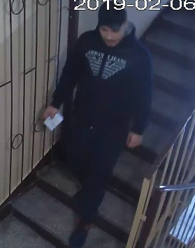 Wizerunek mężczyzny podejrzewanego o kradzież mieszkaniową