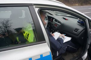 policjanci podczas czynności służbowych