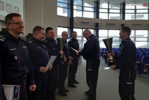 policjanci odbierający nagrody