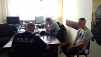 policjant z zatrzymanym