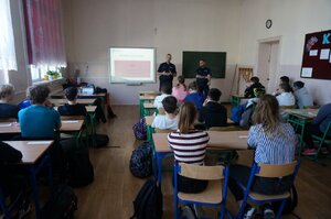 Zabrzańscy policjanci podczas spotkania z młodzieżą uczęszczającą do SP 5 przy ul. Królewskiej w Zabrzu