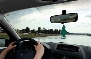 Zapach samochodowy zawieszony na lusterku