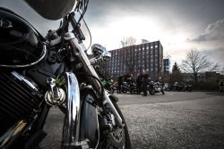 Motocykl na tle Komendy Wojewódzkiej Policji w Katowicach