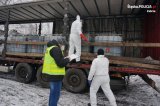 Zabrzańscy policjanci podczas oględzin porzuconych niebezpiecznych odpadów w dzielnicy Zaborze