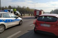 Policjanci zabrzańskiej drogówki i straży pożarnej na miejscu dwóch kolizji drogowych, do których doszło na /drogowej Trasie Średnicowej w rejonie wjazdu na Sośnicę