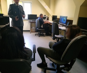 Policjanci zabrzańskiej drogówki z odnalezionymi dziewczynkami