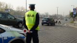 Policjant ruchu drogowego podczas działań w rejonie przejścia dla pieszych