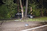 Rozbity volkswagen passat kombi na ścieżce rowerowej