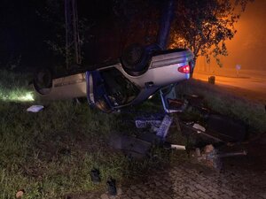 Rozbity mercedes, który dachował w Zabrzu przy ul. Hagera