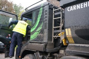 Zdjęcie kolorowe - Policjant zabrzańskiej drogówki podczas kontroli ciężarówki