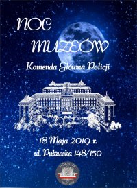 Plakat na granatowym tle biały napis Noc Muzeów Komenda Główna Policji i budynek KGP