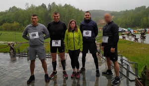 Zdjęcie kolorowe: 5 policjantów KMP Zabrze na tle doliny, gdzie odbywały się V Wojewódzkie Mistrzostwa Policji w Biegu Przełajowym im. st. sierż. Marka Sienickiego.