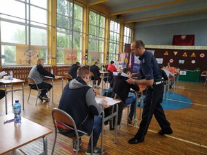 Zabrzańscy policjanci podczas powiatowych eliminacji w  OGÓLNOPOLSKI MŁODZIEŻOWY TURNIEJ MOTORYZACYJNY