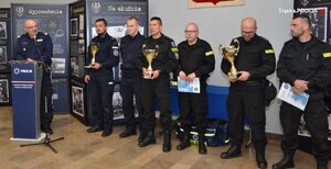 Komendant Wojewódzki Policji w Katowicach nadinsp. Krzysztof Justyński podczas uroczystości wręczenia pucharów trzem zwycięskim drużynom: KMP Żory, KMP Zabrze, OPP Katowice